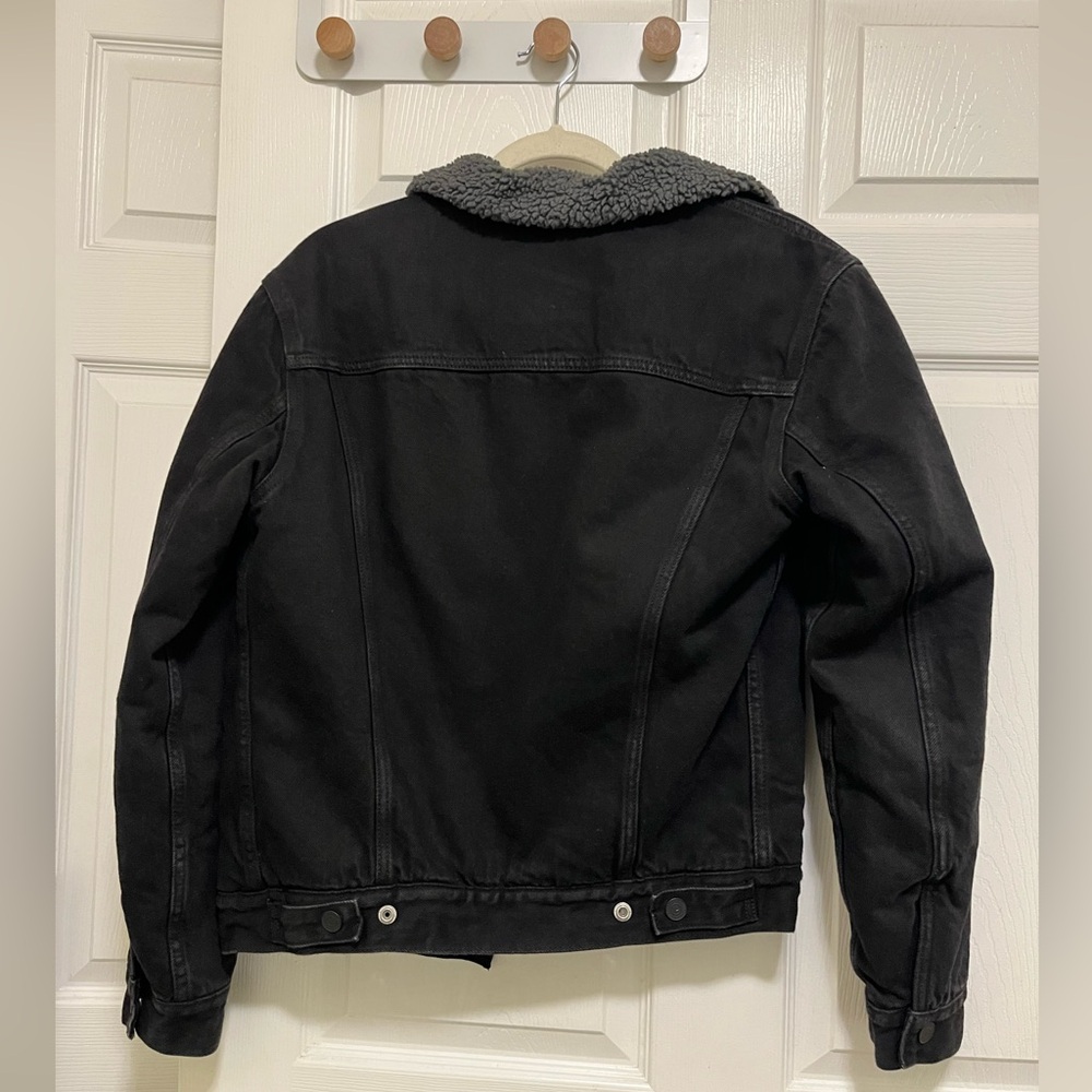 Levi’s Black Denim Jacket with Sherpa Lining - Picture 3 of 3